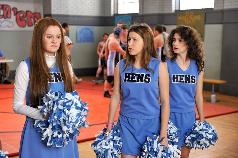 Nach der Beerdigung ihrer Großtante kann Sue (Eden Sher, M.) zu Ruths (Grace Bannon, l.) und Ashleys (Katlin Mastandrea, r.) Enttäuschung nicht den üblichen Enthusiasmus aufbringen, um das Wrestling-Team zu unterstützen. – Bild: Warner Brothers