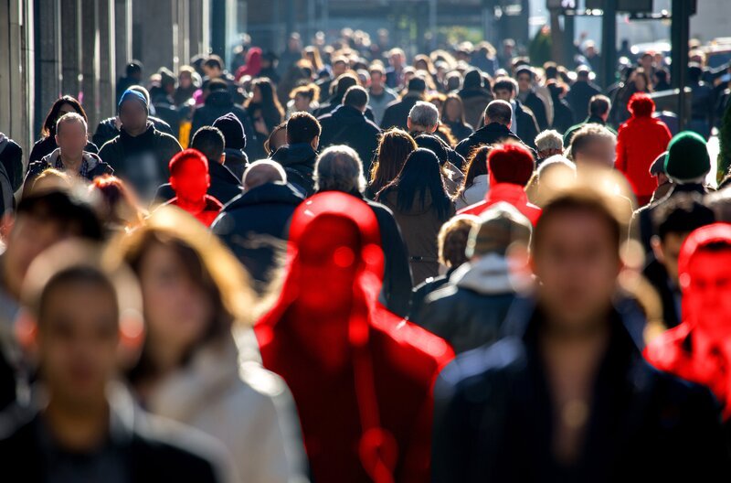 Wenn Rechtspopulisten Menschen markieren und ausgrenzen. Fußgänger auf der Straße – Bild: SWR /​ AdobeStock_58368809 /​ SWR Presse/​Bildkommunikation