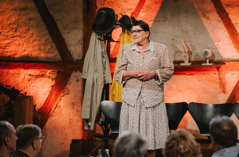 Elsbeth Gscheidle (Birgit Pfeiffer) will mit ihrem Mann das Kamasutra-Buch durcharbeiten. Ob das gut geht? – Bild: SWR/​Ronny Zimmermann