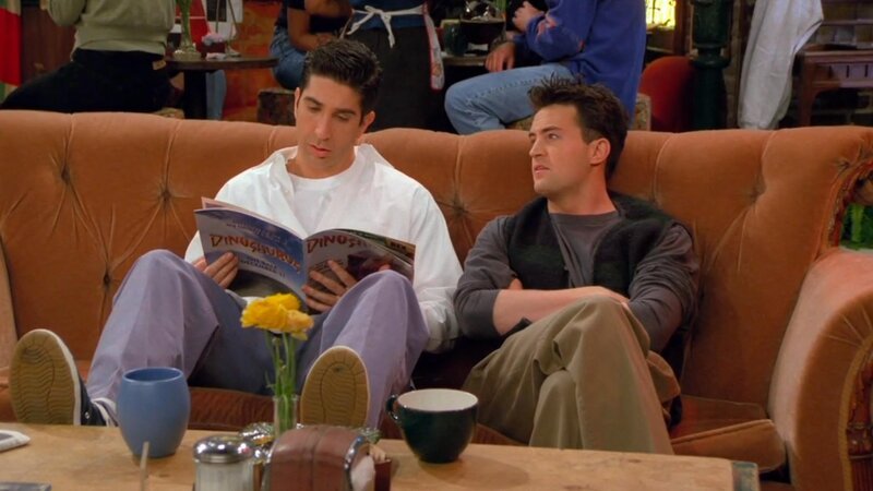 L-R: Ross Geller (David Schwimmer), Chandler Bing (Matthew Perry) – Bild: MAX Hungary