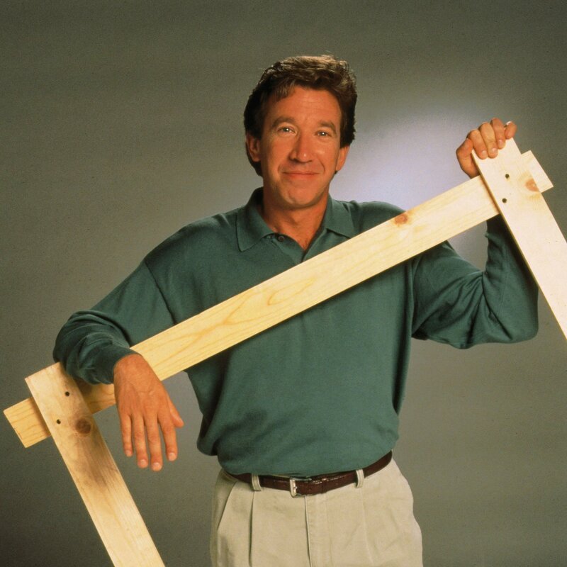 Tim (Tim Allen) übernimmt für eine gewisse Zeit die Haushaltsführung, weil seine Frau Jill sich auf eine Rede vorbereiten muss. – Bild: MG RTL D /​ Touchstone Tele