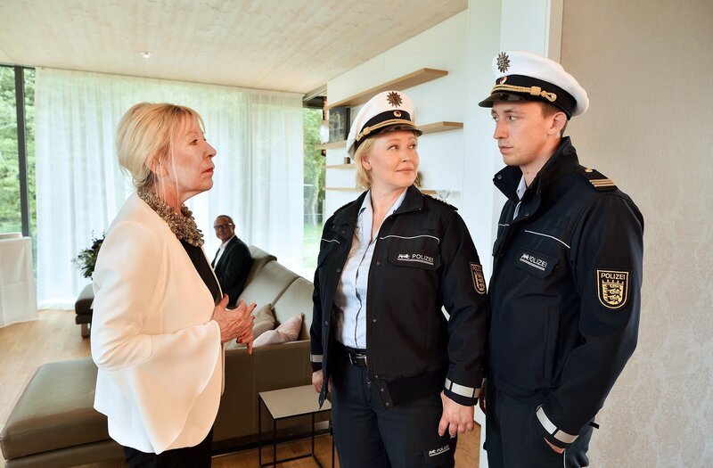 Marianne Genzgen (Barbara Magdalena Ahren, l.) sieht ungern die Ermittler Nele (Floriane Daniel, M.) und Pirmin (Simon Werdelis, r.) auf ihrem Charity-Empfang. – Bild: ORF/​Bavaria/​ARD/​SWR/​Patrick Pfeiffer