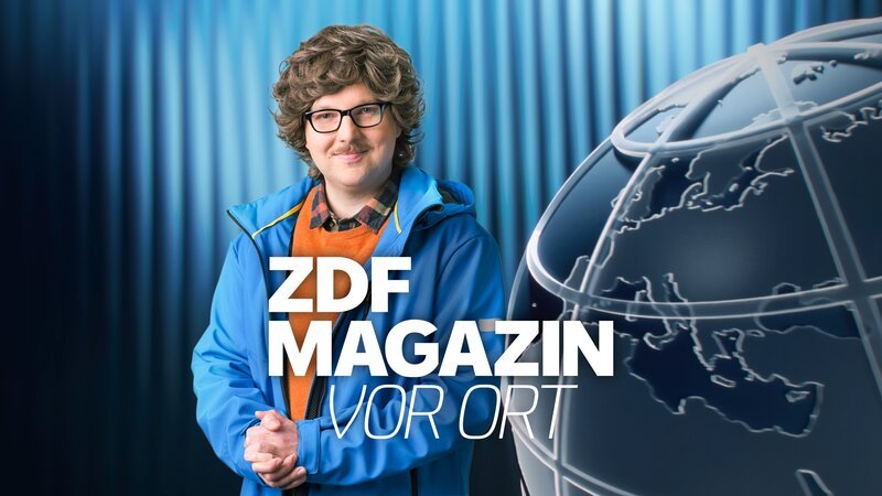 Reporter Peter-Stefan Thomas (Chris Sommer) bekannt aus seiner Reisereportage-Reihe „Weg hier“ im „ZDF Magazin Royale“ berichtet für „ZDF Magazin vor Ort“ fast live von fast echten Ereignissen. – Bild: ZDF und Lennart Speer /​ [M]