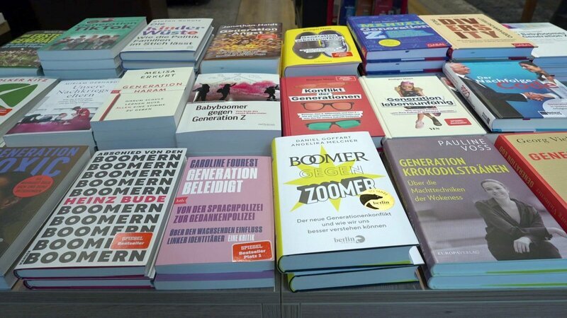 Büchertisch mit Generationensachbüchern und Generationenratgebern. – Bild: ZDF/​ORF/​Constanze Grießler