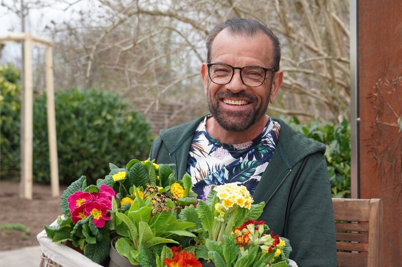 Karl Ploberger widmet sich den wichtigsten Handgriffen beim Pikieren und erklärt, worauf es beim Abhärten junger Pflanzen wirklich ankommt. – Bild: Leopold Mayrhofer/​Natur im Garten