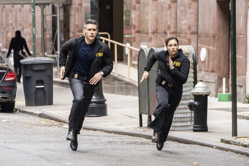 John Boyd als FBI SA Stuart Scola, Juliana Aidén Martinez als FBI SA Eva Ramos – Bild: CBS Broadcasting Inc. /​ Bennett Raglin