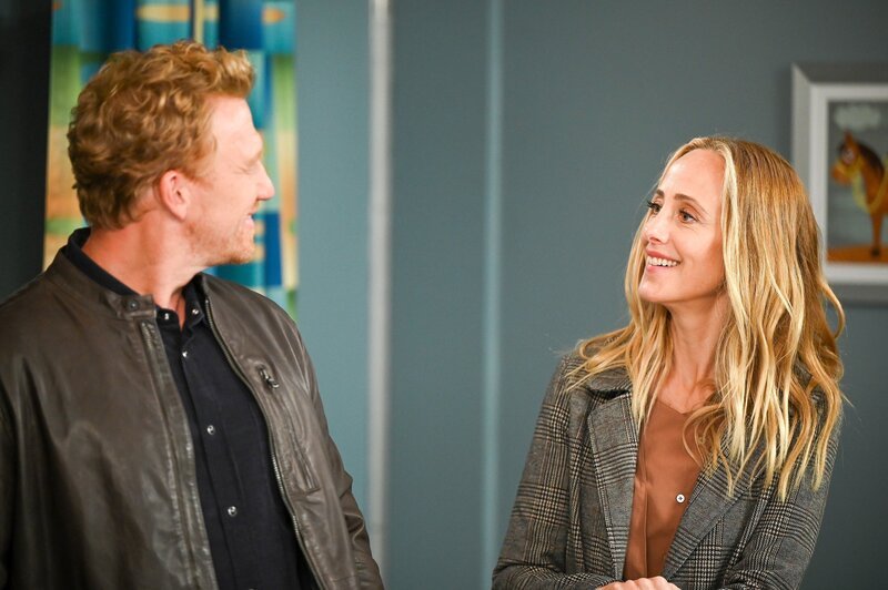 Owen Hunt (Kevin McKidd, l.); Teddy Altman (Kim Raver, r.) – Bild: ORF/​Disney/​ABC/​John Fleenor