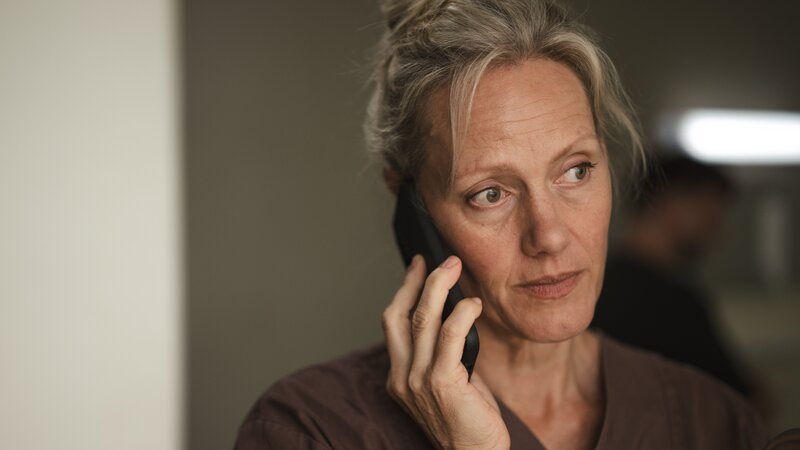 Anna (Anna Schudt) hat nicht nur jahrelange Erfahrung als Hebamme, sie kann auch besonders gut zuhören. – Bild: ZDF und Clara Marnette