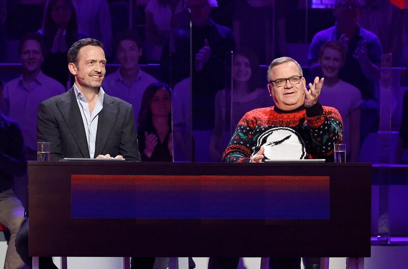 Rateteam-Kapitän Elton (r.) und der Trompeter Till Brönner (l.) bilden ein Rateteam. – Bild: ARD/​Morris Mac Matzen