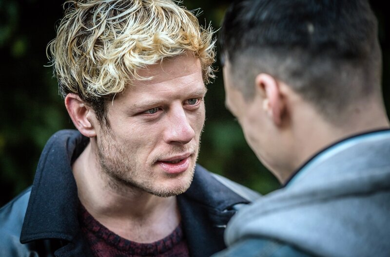 Die Entführung, an der Tommy (James Norton, li.) beteiligt ist, läuft zunehmend aus dem Ruder. – Bild: Ben Blackall/​Red Production Company