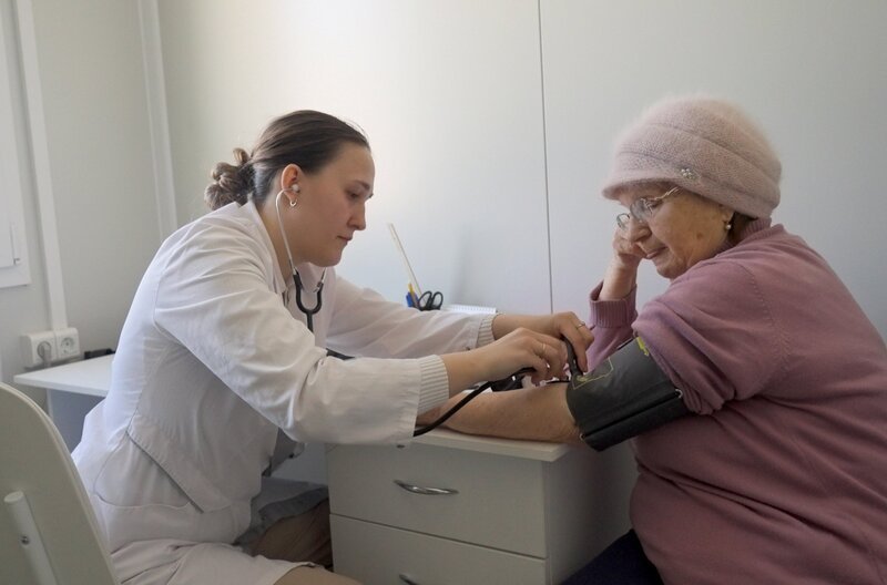 Dorfärztin Julia L. untersucht eine Patientin. – Bild: Egor Koval