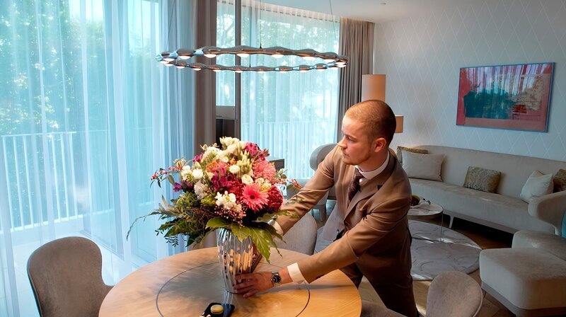 Detailversessen: Lukas Sarnow, Guest Relations Manager, arrangiert frische Blumen in einer Suite des Fünf-Sterne-Hotels „The Fontenay.“ – Bild: NDR/Walrus Film Detailversessen: Lukas Sarnow, Guest Relations Manager, arrangiert frische Blumen in einer Suite des Fünf-Sterne-Hotels „The Fontenay.“ – Bild: NDR/Walrus Film