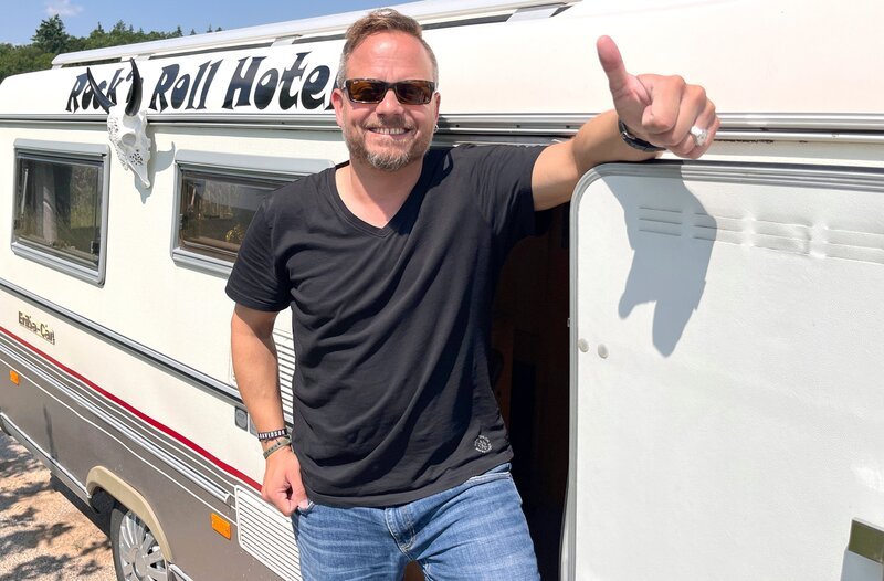 Friso Richter mit seinem Oldtimer-Wohnmobil „Pamela“. – Bild: HR/​Lukas Lowack