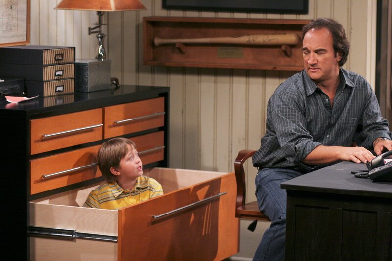 Neue Folgen, Staffel VI: Jim hat immer Recht! „Kyle boxt sich durch“. Im Bild: Conner Rayburn (Kyle, li.), Jim Belushi (Jim). – Bild: Disney /​ © 2013 The Walt Disney Company Germany