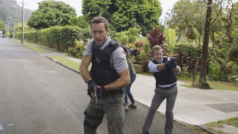 Bei der Verfolgungsjagd auf den Brandstifter entgeht dieser dem Hawaii Five-0 Team (Scott Caan, l. u. Alex O’Loughlin, r.) nur knapp. Doch der Fluchtwagen hat einen GPS-Tracking-Sensor … – Bild: Screen Grab /​ CBS /​ CBS ENTERTAINMENT /​ RTS/​CBS