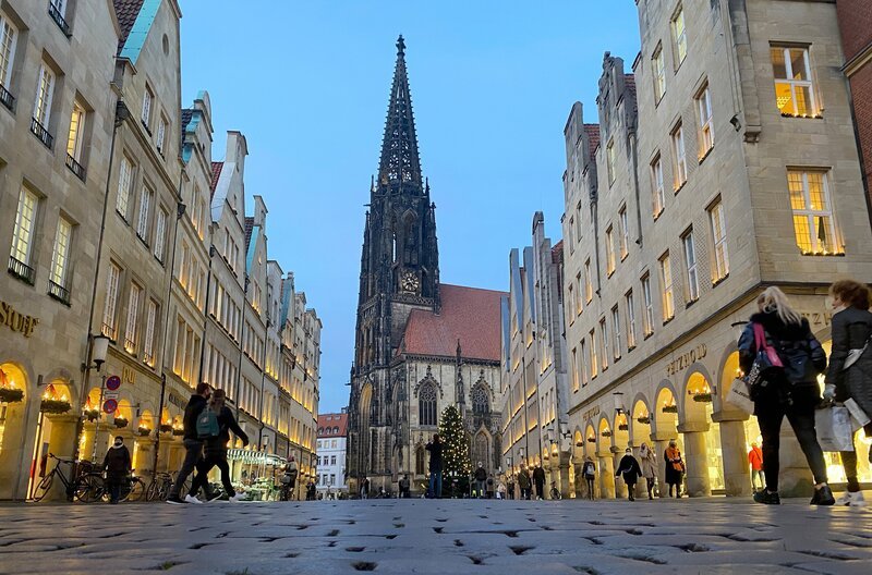 Sie sind die wichtigsten Lebensadern einer Stadt, sie sind pulsierende Orte des Zusammenkommens: Die besonderen Straßen und Plätze in unserem Westen. – Der Prinzipalmarkt in Münster hat eine jahrhundertalte, spannende Geschichte zu erzählen. – Bild: WDR/​Jürgen fromme/​firo Sportphoto