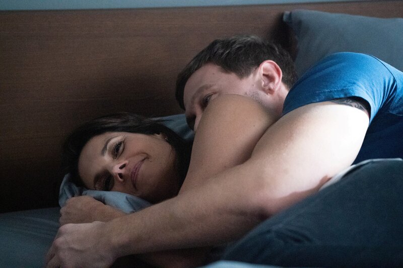 Acolyte – Als Maggie und das Team nach einem neuen Serienmörder von New York suchen, zwingt die Nachahmer-Methode Maggie dazu, Hilfe von Ray Distefano zu suchen. Bild (v.l.): Missy Peregrym als Special Agent Maggie Bell und Bill Barrett als Joel Lowry. – Bild: Bennett Raglin /​ CBS/​Paramount