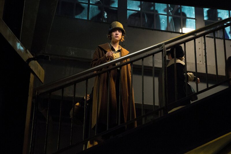 Charlotte Ritter (Liv Lisa Fries) bei einer Beschattung am Bahnhof Friedrichstraße. – Bild: Frédéric Batier/​X Filme