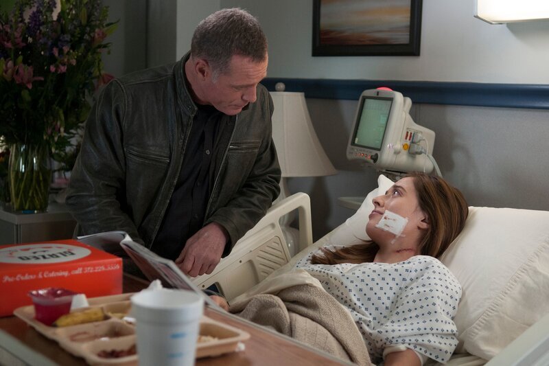 CHICAGO P.D. -- „Shouldn’t Have Been Alone“ Episode 210 -- Pictured: (l-r) Jason Beghe as Hank Voight, Marina Squerciati as Kim Burgess – Bild: 2014 NBCUniversal Media, LLC/​NBC/​NBC