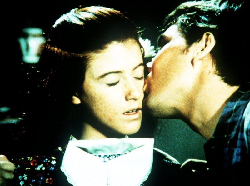Andrew March (Sean T. Roche, r.), der neue Reverend von Waltons Mountain, gibt Elizabeth Walton (Kami Cotler, l.) einen freundschaftlichen Kuss, der ihr jedoch wesentlich mehr bedeutet … – Bild: Sat.1 Gold