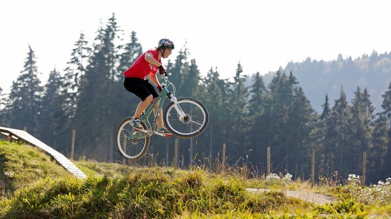 Winterberg: Dirtbiker unterwegs auf dem Parcour im Bikepark Winterberg. – Bild: WDR/​Robert B. Fishman