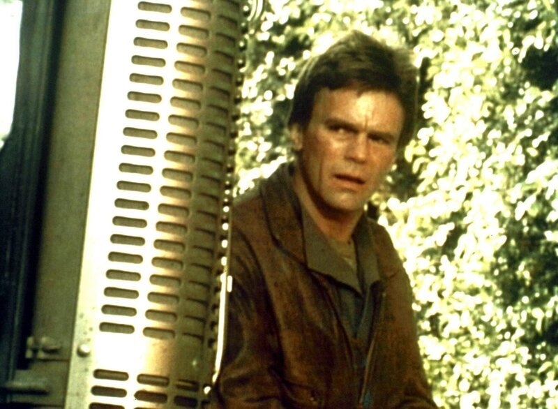 MacGyver (Richard Dean Anderson) beobachtet seine Verfolger. – Bild: Paramount Pictures
