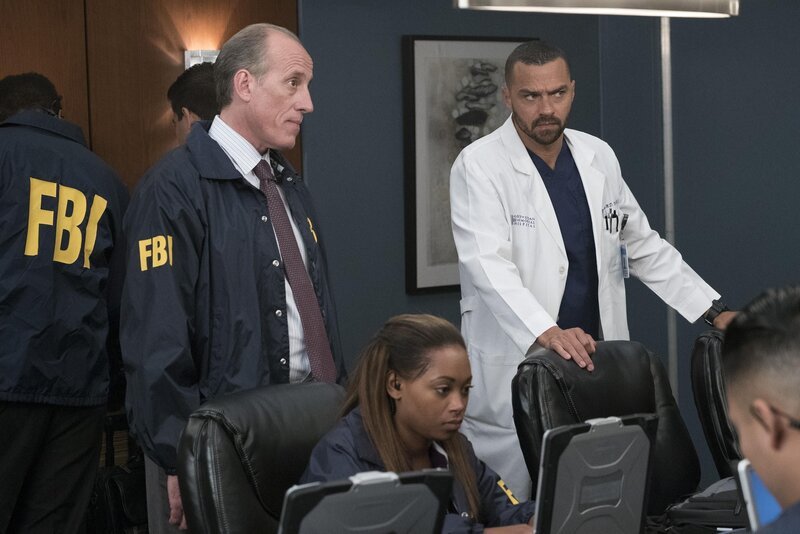 Als FBI Agent Heyward (Alex Fernandez, l.) und dessen Kollegen nicht helfen können, die Hacker zu stoppen, soll Jackson (Jesse Williams, r.) das Lösegeld zahlen. Doch ist es wirklich eine gute Idee, die horrende Summe den Erpressern zu überlassen? – Bild: American Broadcasting Companies, Inc. All rights reserved. /​ Richard Cartwright