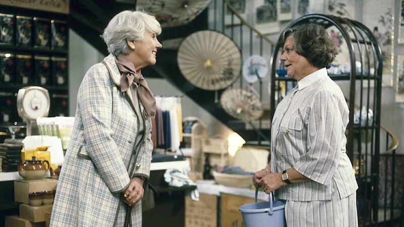 Ein Hund hat sein „Geschäft“ in dem Teeshop gemacht, den Oma Drombusch (Grete Wurm, rechts) vorübergehend betreut. Links: Jane Tilden als Frau Werbelhoff. – Bild: Heimatkanal