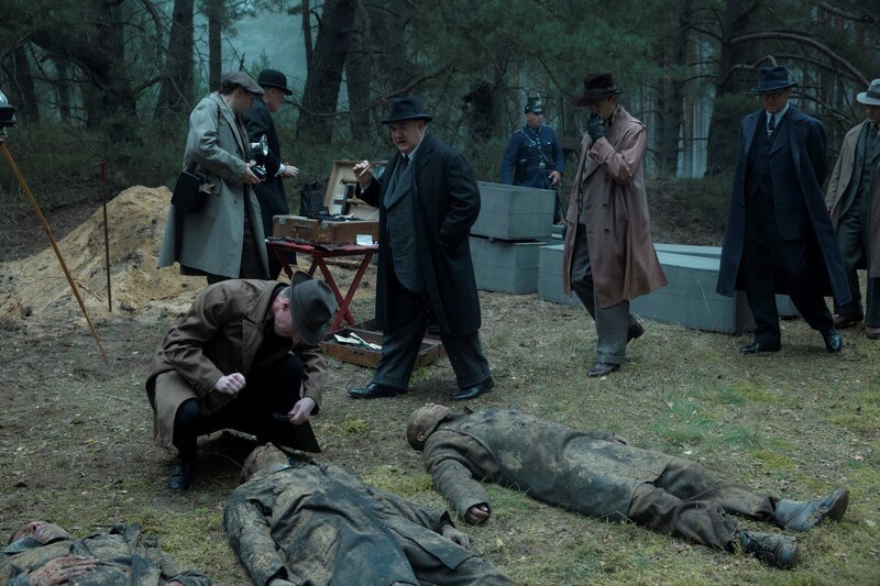 Gennat (Udo Samel), Krüger (Franz Dinda), August Benda (Matthias Brandt) und Gereon Rath (Volker Bruch) untersuchen die Leichen. – Bild: Frédéric Batier/​X Filme
