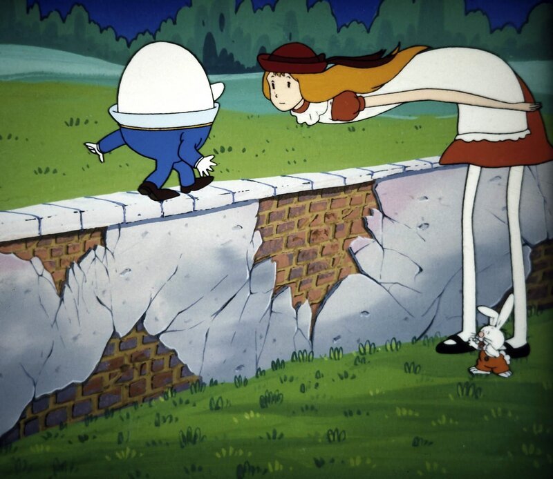 Humpty Dumpty hält Alice für eine Schlange. Er fürchtet sich. Schlangen essen gerne Eier, und Humpty Dumpty ist ein Ei. – Bild: ZDF/​Apollo, Wien