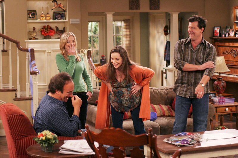 L-R: JIM BELUSHI, COURTNEY THORNE-SMITH, KIMBERLY WILLIAMS-PAISLEY, MITCH ROUSE – Bild: Disney /​ © 2013 The Walt Disney Company Germany