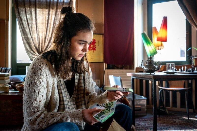 Ella Oswald (Luise Grossmann) ist überrascht, als sie mehrere Bündel mit Geldscheinen in der Wohnung ihres Freundes findet. – Bild: Uwe Frauendorf /​ ZDF und Uwe Frauendorf