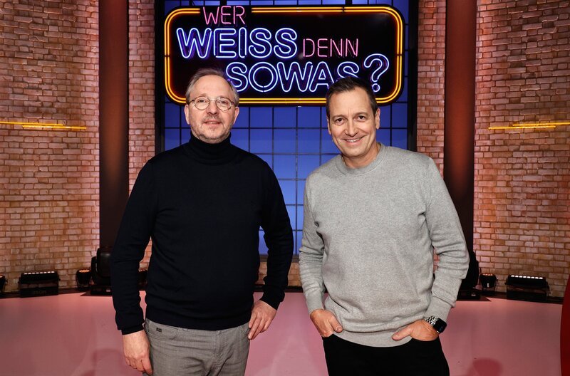 Moderator Kai Pflaume und seine Rateteam-Kapitäne Bernhard Hoëcker und Elton begrüßen in dieser Sendung den Komiker Olli Dittrich und den Kabarettist Dieter Nuhr. – Bild: ARD/​Morris Mac Matzen