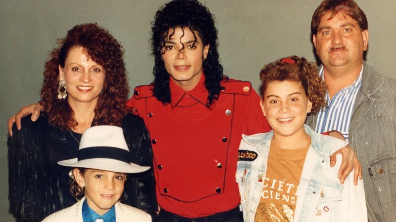 Verführt von der märchenhaften Existenz des Sängers Michael Jackson waren die Familien der beiden Jungen blind für die Manipulation und den Missbrauch, dem er sie letztendlich aussetzte. – Bild: RTL