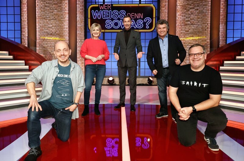 Moderator Kai Pflaume (M.) und seine Rateteam-Kapitäne Bernhard Hoëcker (l.) und Elton (r.) begrüßen in dieser Sendung die Fernsehmoderatorin Carmen Nebel (2.v.l.) und den Schlagersänger und Fernsehmoderator Andy Borg (2.v.r.). – Bild: ARD/​Morris Mac Matzen