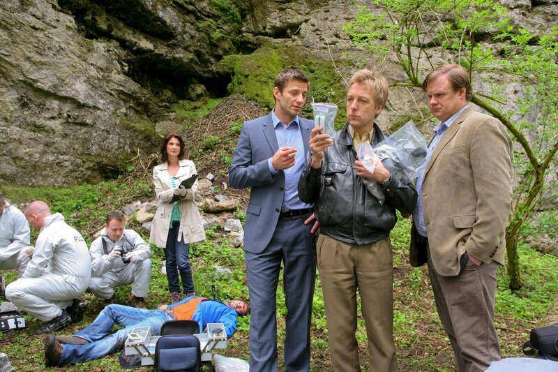 Tod beim Geocaching: Die Rosenheimer Ermittler Hansen (Igor Jeftic, 2.v.l.), Hartl (Michael A. Grimm, r.), Mohr (Max Müller, 2.v.r.) und Dr. Eckstein (Petra Einhoff, l.) haben es mit einem raffinierten Fall zu tun. – Bild: ORF 2