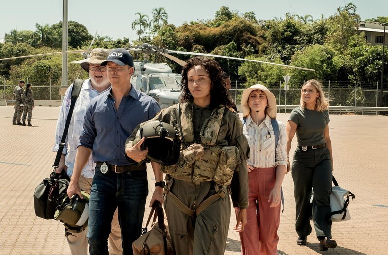 The team battles searing temperatures to investigate the death of a U.S. Marine corporal killed during a joint training exercise between U.S. and Australian troops. L-R: William McInnes as Forensic Pathologist Dr. Roy Penrose, Todd Lasance as AFP Liaison Officer Sergeant Jim ‚JD‘ Dempsey, Olivia Swann as NCIS Special Agent Captain Michelle Mackey, Mavournee Hazel as Forensic Pathologist Bluebird ‚Blue‘ Gleeson, and Tuuli Narkle as AFP Liaison Officer Constable Evie Cooper. – Bild: Daniel Asher Smith/​Paramount+ /​ CBS/​Paramount /​ CBS Studios Inc.