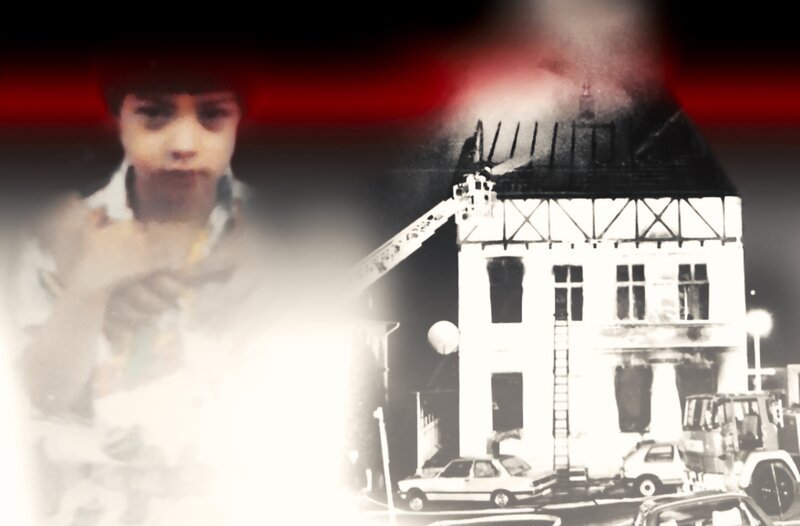 Den Anschlag von Solingen am 29. Mai 1993 erlebte Filmemacher Mirza Odabaşı als 5-Jähriger – er lebte im benachbarten Remscheid und spürte erstmals die Angst vor rassistischer Gewalt. – Bild: WDR/​privat/​AP