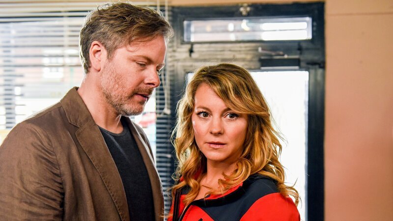 Katharina (Luise Bähr) fühlt sich von Nick (Nicholas Reinke) unter Druck gesetzt. – Bild: ZDF /​ ORF /​ Barbara Bauriedl
