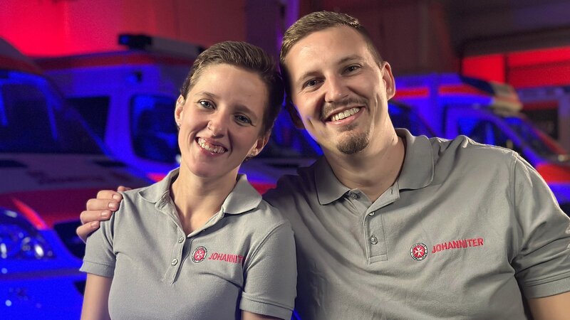 In Hamburg bekommen es die Notfallsanitäter Berit Elson und Manuel Zwingel mit einem ganz besonderen Patienten zu tun. – Bild: RTLZWEI