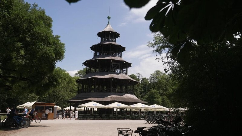 Der 25 Meter hohe Chinesische Turm ist das Wahrzeichen des Englischen Gartens. – Bild: RTL /​ BurdaStudios