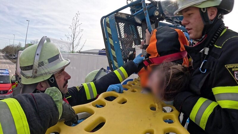 Für die Feuerwehr München wird es hochdramatisch: Personen sind unter einer Hebebühne eingeklemmt. – Bild: RTLZWEI