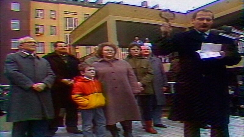 Das Jahr 1984 – DDR-Bürger besetzen die Ständige Vertretung der Bundesrepublik in Ost-Berlin. In West-Berlin wird Eberhard Diepgen Regierender Bürgermeister und Box-Idol Bubi Scholz erschießt seine Frau. Eine Berlin-Chronik der Superlative: 40 Folgen, Jahr für Jahr erzählt, von 1961, dem Jahr des Mauerbaus, bis zum neuen Jahrtausend 1999, zehn Jahre nach dem Mauerfall. – Feierliche Übergabe der 2 Millionsten Wohnung am Arkonaplatz in Ost-Berlin. – Bild: rbb