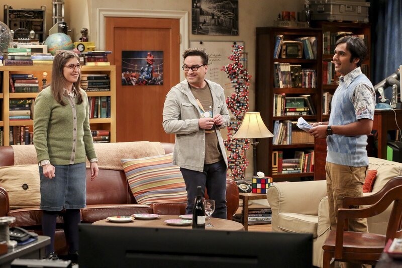 „The Big Bang Theory“, „Der Zeitspar-Modus.“ Sheldon hat am selben Tag Amy und Leonard zugesagt, ihnen bei ihren Projekten zu helfen. Heillos überfordert zieht sich Sheldon prompt eine Erkältung zu. Am nächsten Tag erwacht Sheldon auf Leonards Couch und kann sich nicht mehr erinnern wie er dorthin gekommen ist. Außerdem vermisst er sein Notizbuch mit Berechnungen für das geheime Projekt. Inzwischen wird Bernadette schmerzlich bewusst, dass sie bald wieder arbeiten geht und Halley alleine zurücklassen muss. Im Bild (v.li.): Mayim Bialik (Amy Farrah Fowler), Johnny Galecki (Leonard Hofstadter), Kunal Nayyar (Rajesh Koothrappali). – Bild: HBOH