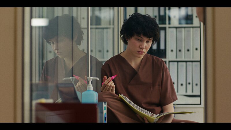 Greta Malinger (Lydia Amasko) steht vor ihren ersten Prüfungen, um ins zweite Jahr des Hebammenstudiums zu kommen. Das Lernen ist auch ein gutes Mittel, um sich von Dr. Mohn abzulenken. – Bild: ZDF und Doro Götz