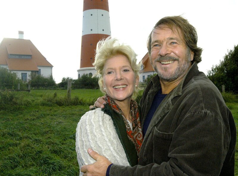 Vom Berg zum Meer: Almbäuerin Rosa (Christiane Hörbiger) und Fischhändler Hannes (Götz George) glücklich vereint. – Bild: ARD Degeto/​Uwe Ernst