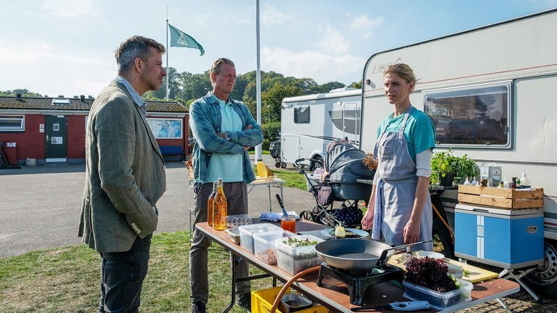 Pernille (Mia Lerdam, r.) passt es gar nicht, dass Dan Sommerdahl (Peter Mygind, M.) und Flemming Torp (André Babikian, l.) sie bei ihren Vorbereitungen stören. – Bild: SRF/​ZDF/​Henrik Petit