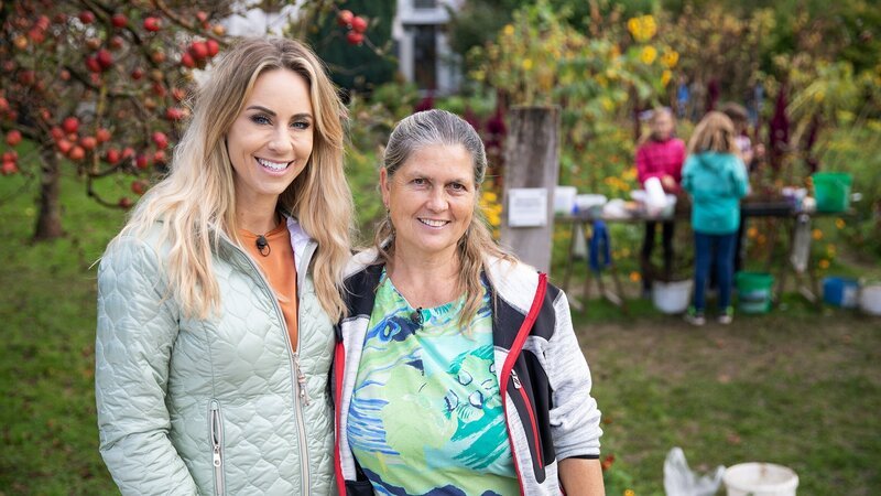 Hinter den Hecken Schulgarten in Berneck SG Staffel 5 Folge 9 Moderatorin Nicole Berchtold und Bernadette Brander im Schulgarten 2022 – Bild: SRF