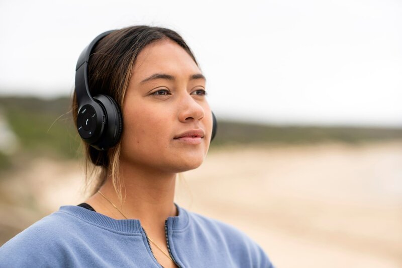 Poppy (Lilliana Bowrey) ist eine talentierte Surferin. Doch sie hat nur wenig Zeit, sich auf Wettkämpfe vorzubereiten, sie muss in der Surfschule ihres Bruders Surfkurse für Kinder anbieten. Deshalb nutzt sie jede freie Minute für ihr eigenes Training. – Bild: ZDF/​Sarah Enticknapp