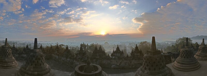 Borobudur (auch Borobodur) ist die größte buddhistische Tempelanlage der Welt und ein Meisterwerk indonesischer Architektur und Spiritualität. – Bild: ORF/​Centurioni Film